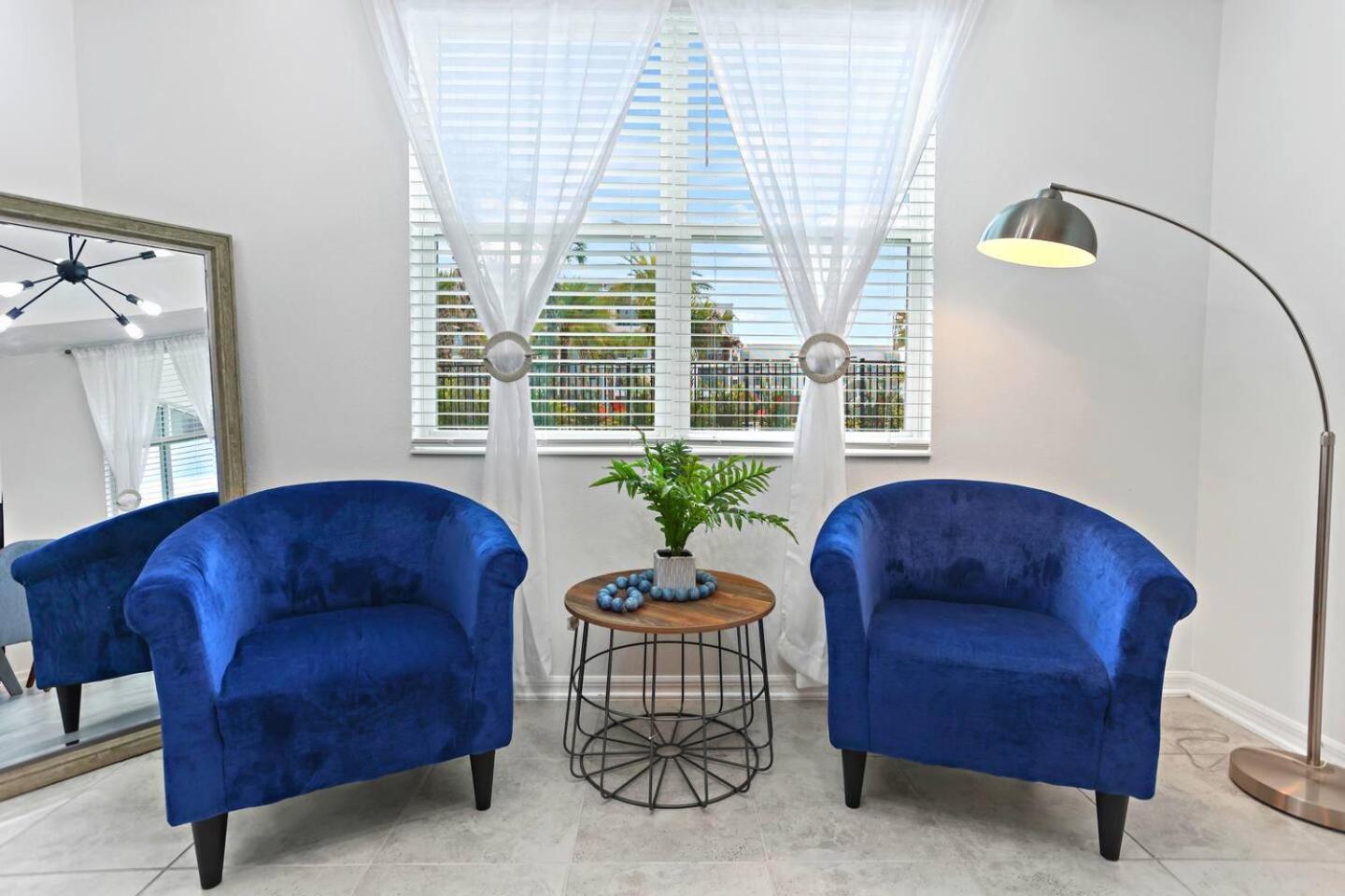 Exquisite 2 Bedroom Storey Lake, 7 Min To Apartment