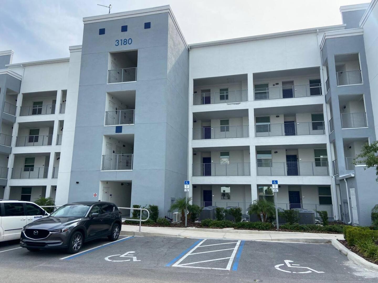 Exquisite 2 Bedroom Storey Lake, 7 Min To
