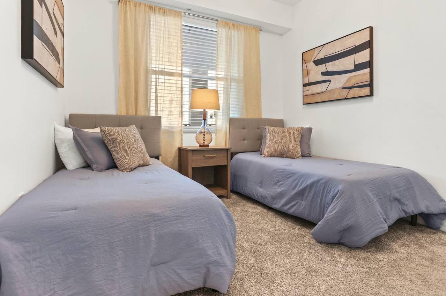 Exquisite 2 Bedroom Storey Lake, 7 Min To