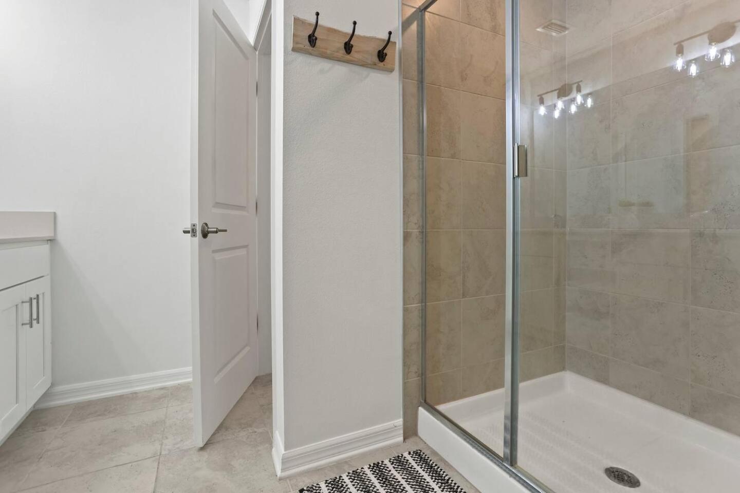 Exquisite 2 Bedroom Storey Lake, 7 Min To *
