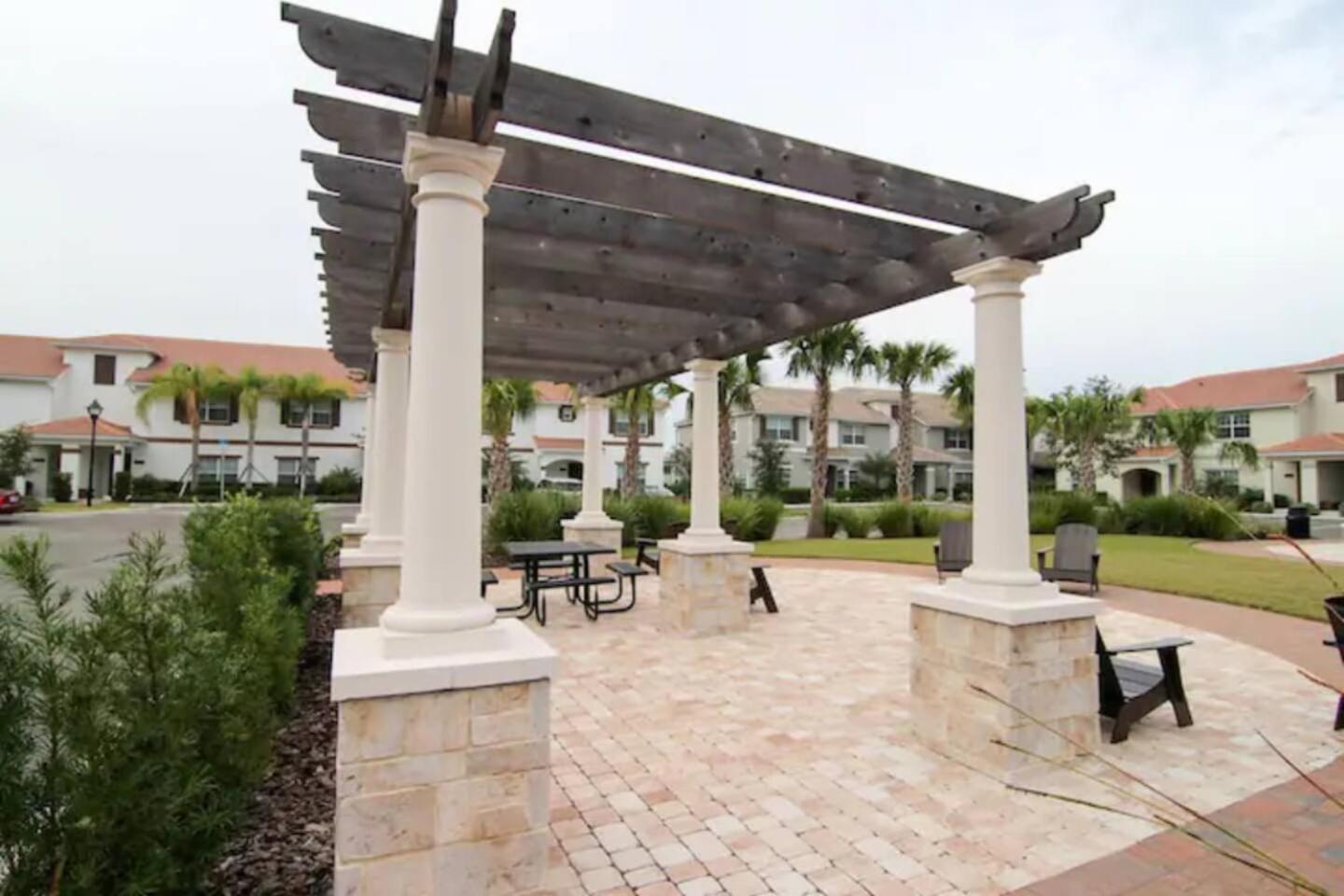 Exquisite 2 Bedroom Storey Lake, 7 Min To