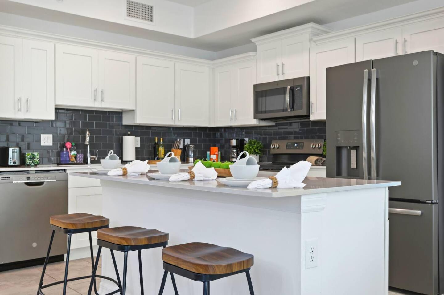 Exquisite 2 Bedroom Storey Lake, 7 Min To Apartment