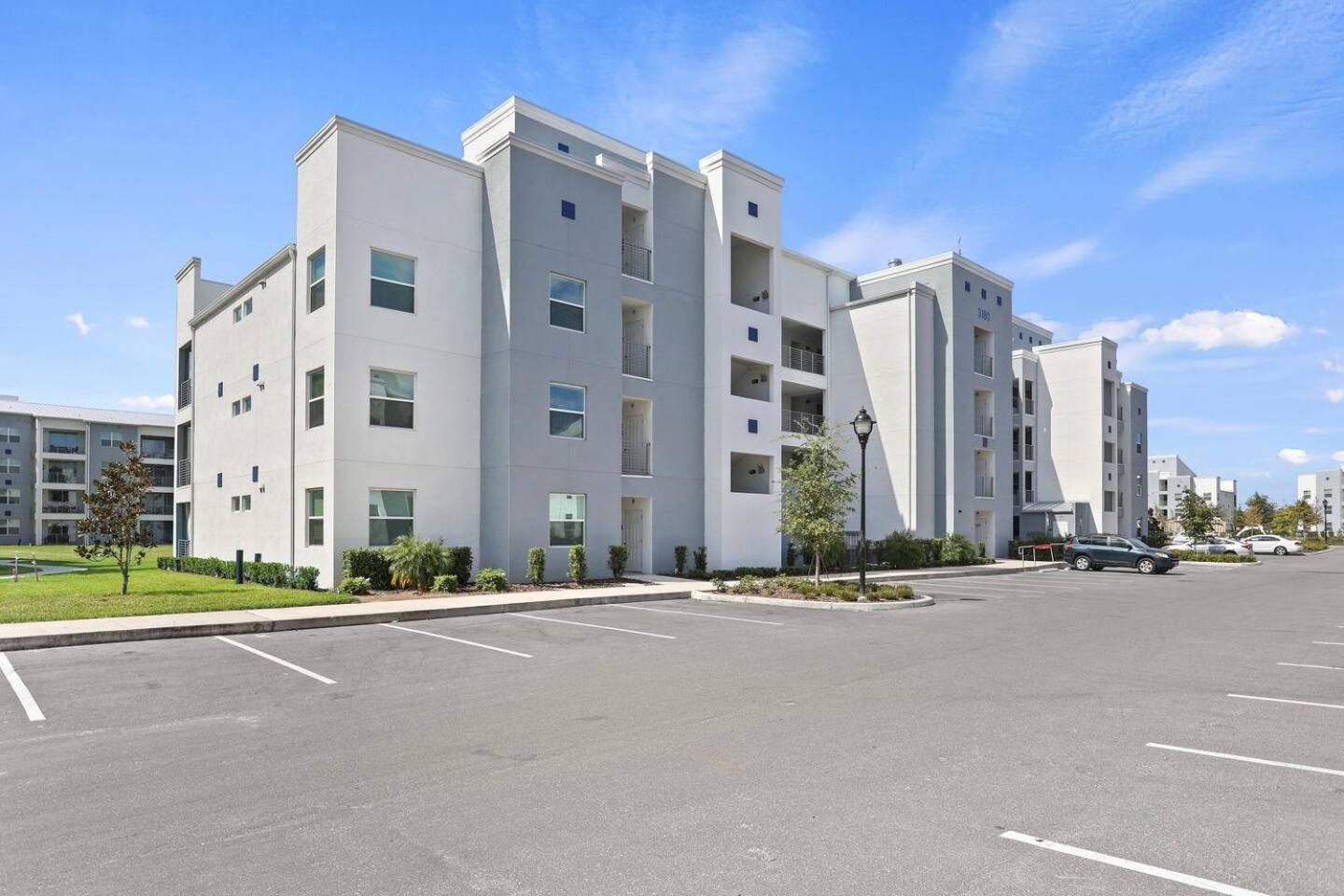 Exquisite 2 Bedroom Storey Lake, 7 Min To Apartment *