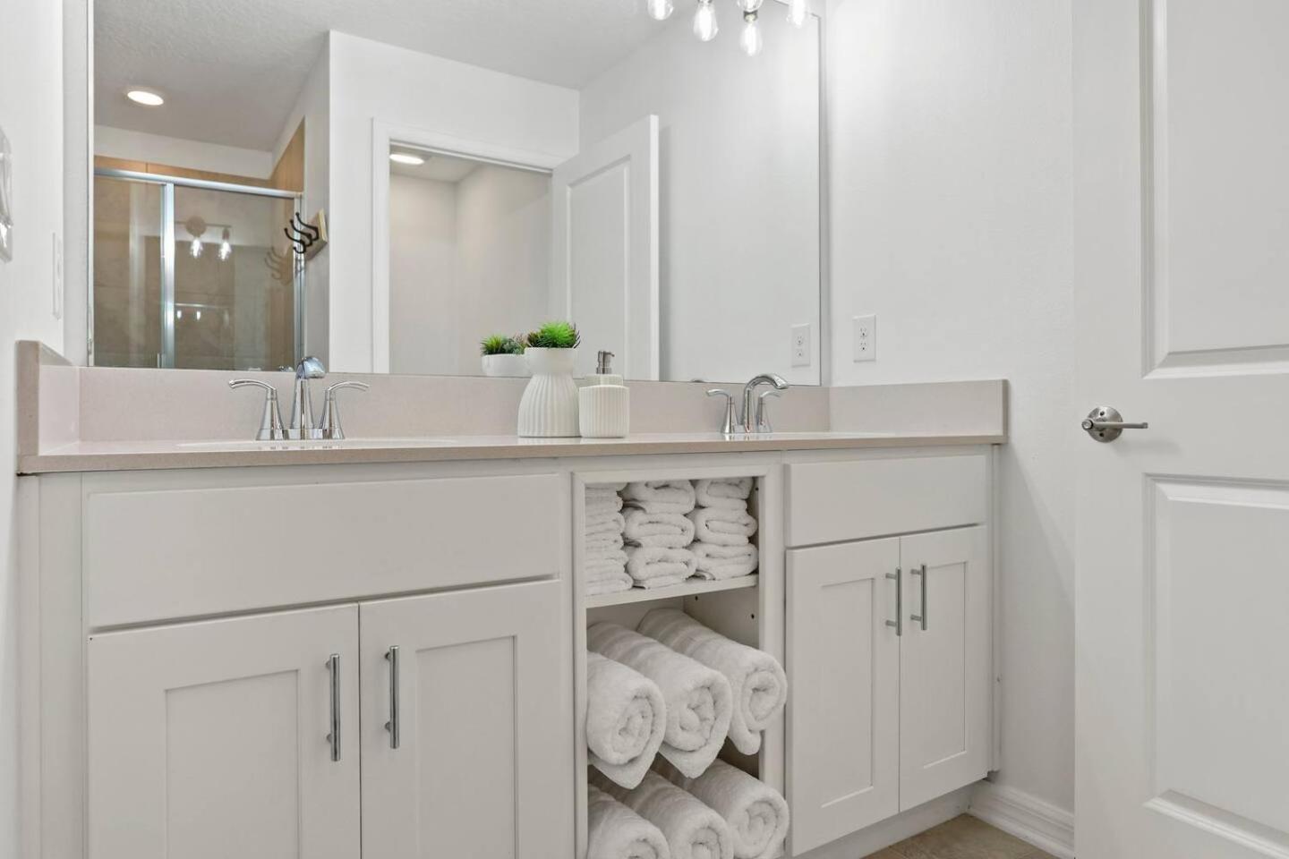 Apartment Exquisite 2 Bedroom Storey Lake, 7 Min To *