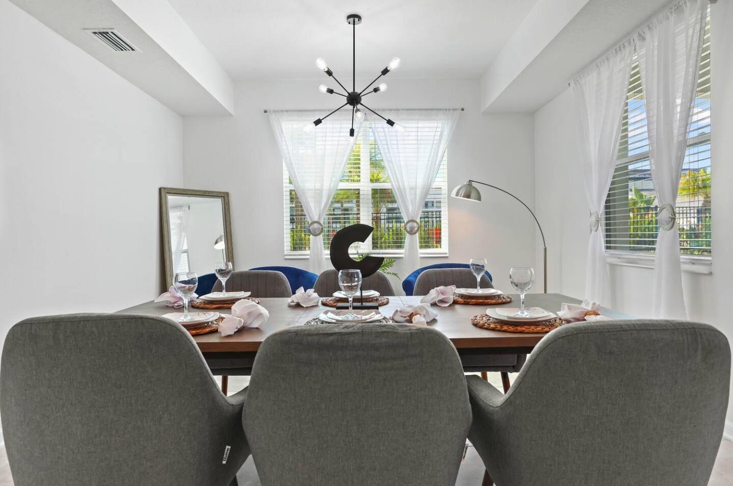 Exquisite 2 Bedroom Storey Lake, 7 Min To *