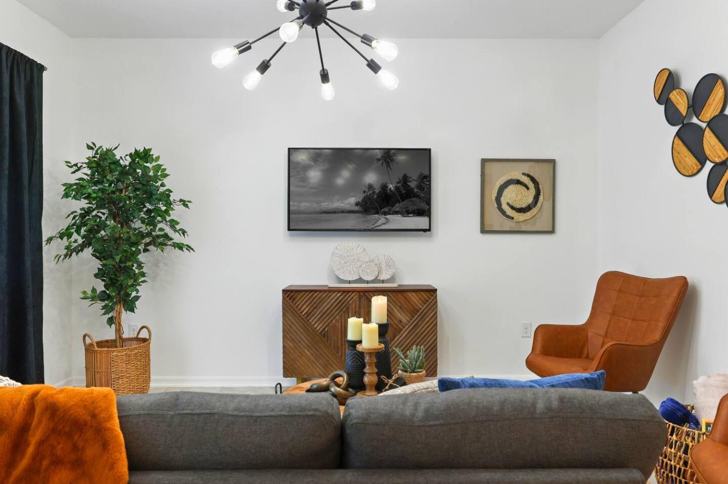 Exquisite 2 Bedroom Storey Lake, 7 Min To *