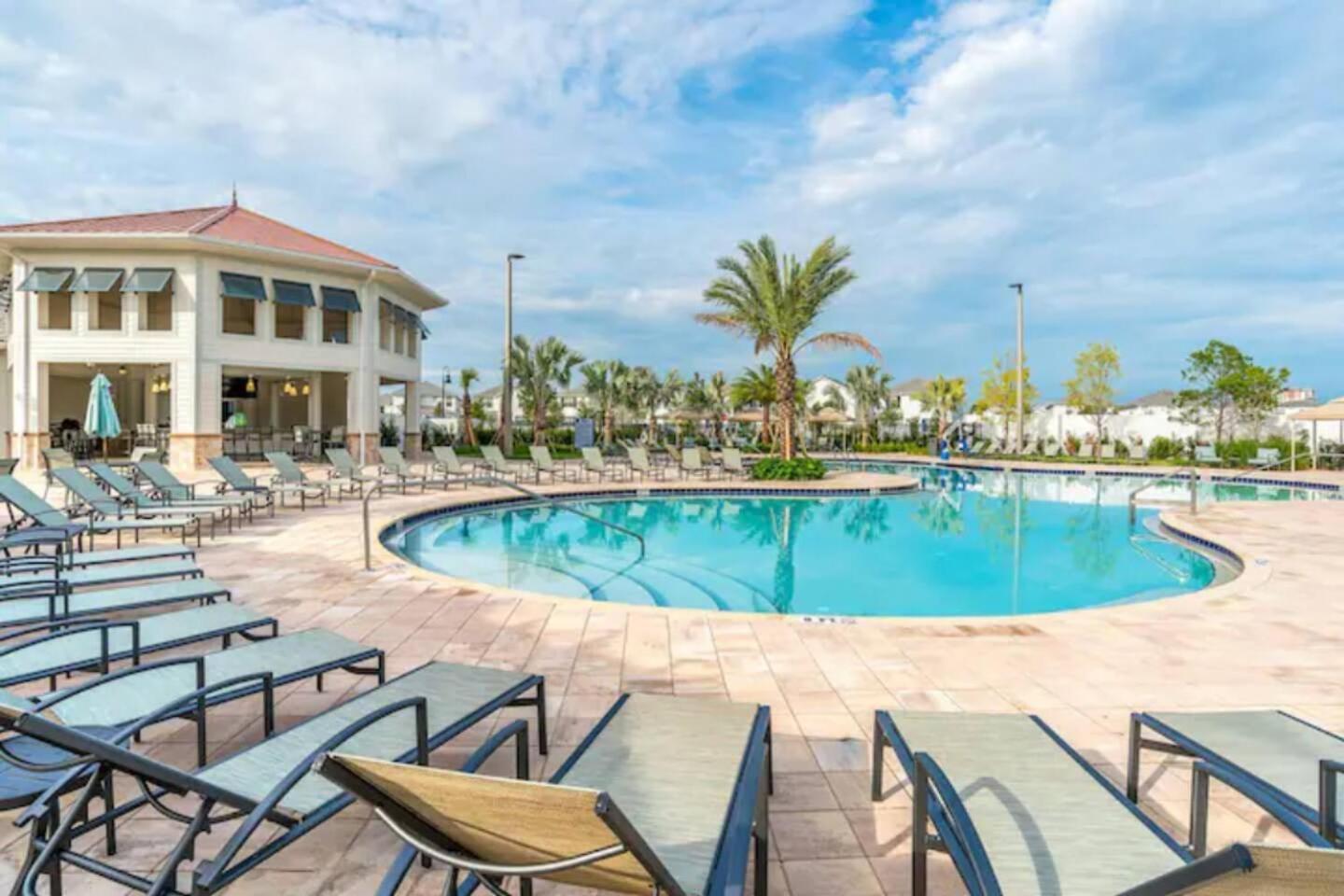Exquisite 2 Bedroom Storey Lake, 7 Min To