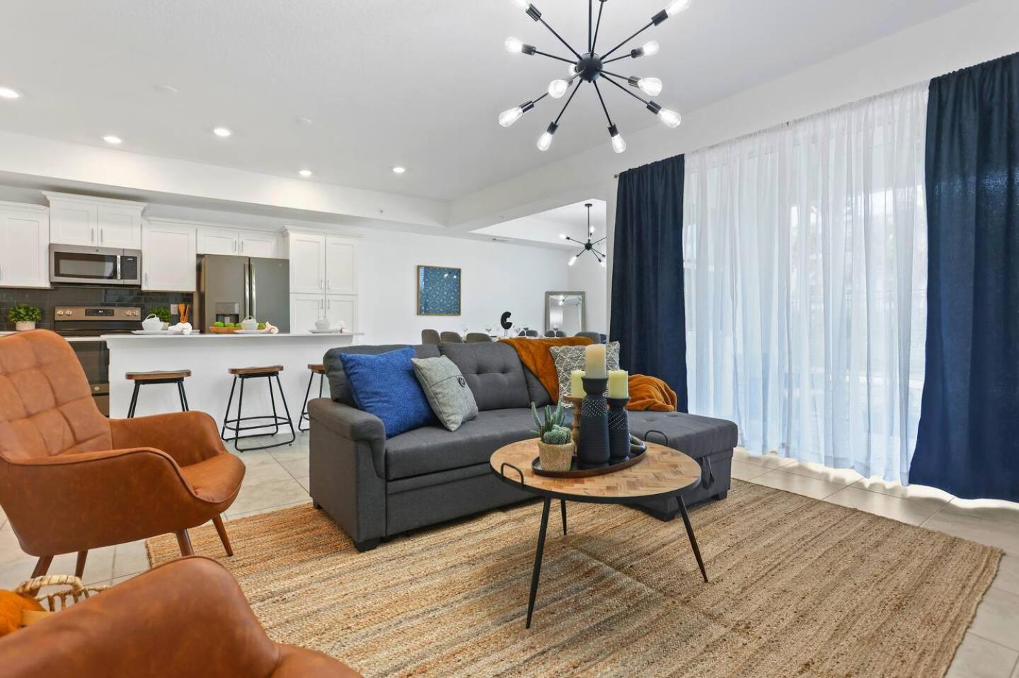 Exquisite 2 Bedroom Storey Lake, 7 Min To *